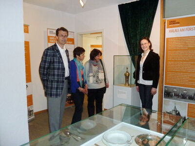 Dr. Christine Absmeier (re.) mit einigen Teilnehmern der Führung“ Schlossgeschichten“ im Haus der Heimat