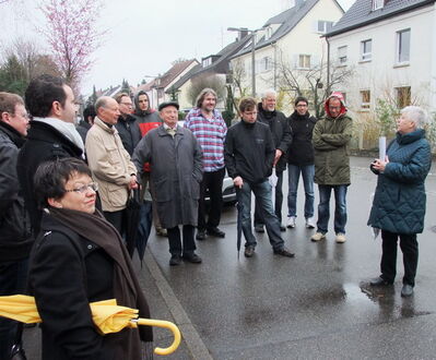 Rechts: Stadträtin Marita Gröger. Links (mit Regenschirm): Stadträtin Dr. Maria Hackl.