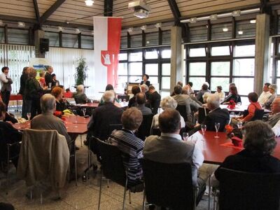 Blick in den Saal des Verwaltungsgebäudes beim Maiempfang. Am Rednerpult: Sozialministerin Katrin Altpeter