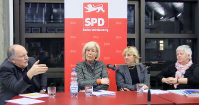 Auf dem Podium (von links): Dr. Suso Lederle, Waltraud Roller, Dr. Snezana Jovanovic, Stadträtin Marita Gröger