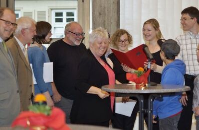 Projektkoordinatorin Lisa von Berg hält die Auszeichnung in Händen