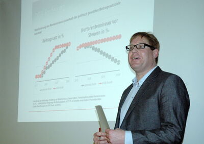 Jendrik Scholz beim Vortrag im SPD-Ortsverein Bad Cannstatt in der Villa Seckendorff