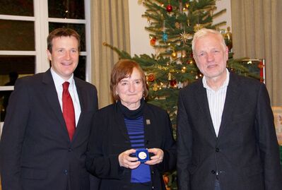 Inge Utzt mit der Willy-Brandt-Medaille, Martin Körner (li.), Spitzenkandidat für die Gemeinderatswahl und Frank Gloël