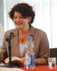 OB-Kandidatin Bettina Wilhelm liest aus dem Buch "Engel des Vergessens" von Maja Haderlap*.