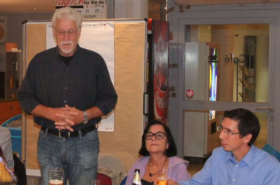 Ingo Maile bedankt sich f&uuml;r die Eherung. Rechts: Andrea Offenh&auml;u&szlig;er und Stefan Conzelmann